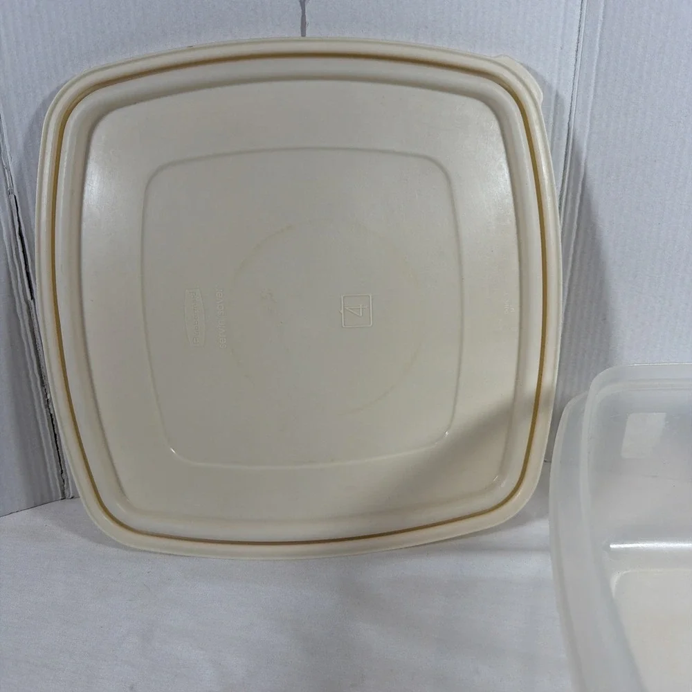 VTG Rubbermaid Servin Saver 19 Cup 4.5L Storage Container Square Almond Lid